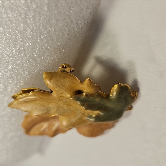 Lovely Soft Enamel AUTUMN Colors Leaf Brooch - Picture 2 of 5
